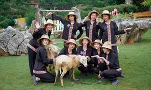 Cuộc thi hoa hậu gây chú ý khi cho thí sinh chăn dê, lội suối bắt cá