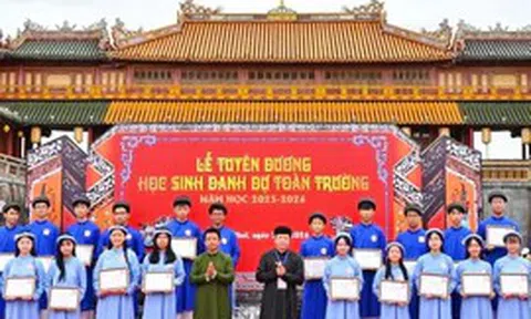 Lần đầu vinh danh gần 400 học sinh xuất sắc trước Ngọ Môn - Đại Nội Huế