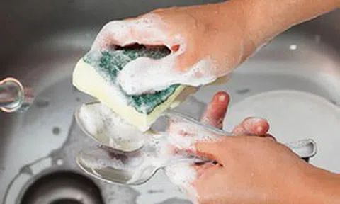 1 miếng rửa bát giải phóng tới 6,5 triệu hạt vi nhựa: 5 vật dụng quen thuộc trong nhà bị chỉ điểm là nguồn phơi nhiễm