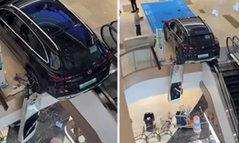 Nhầm chân ga, chiếc Mercedes lao xuyên lan can trung tâm thương mại, suýt rơi xuống tầng dưới