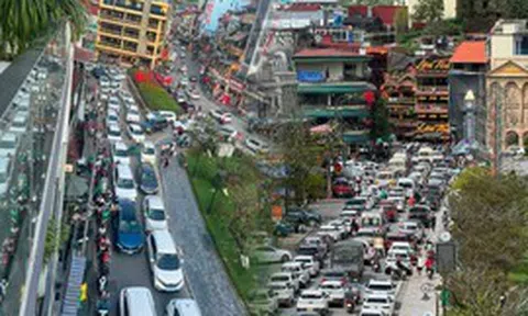 Sa Pa dịp 2/9, nơi ô tô gặp gỡ đất trời: Đi 900m mất 30 phút, hệt như giờ tan tầm Hà Nội