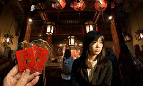 Ngôi miếu 180 tuổi ở Hong Kong (Trung Quốc) bỗng thành "sở lao động cõi trên": Khi tấm thẻ cầu việc giá 18 đô khó săn như mua vé concert