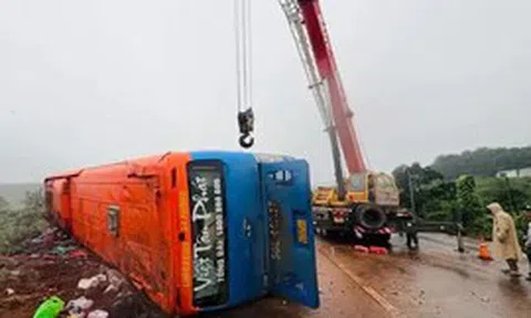 Nữ hành khách liệt 2 chân sau vụ lật xe khách ở Gia Lai