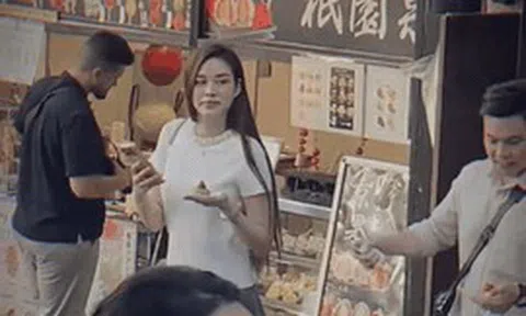 Viết Vương và Đỗ Hà lọt vào ống kính team qua đường, vài giây nói lên tình hình hôn nhân