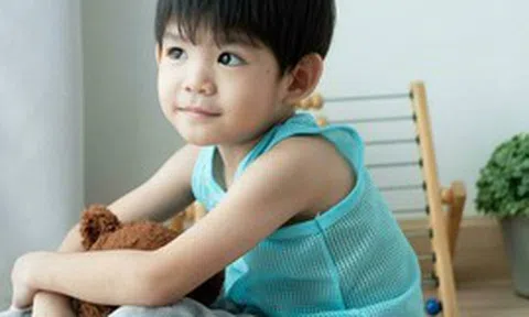 Vì sao có những đứa trẻ trông chẳng giống bố cũng chẳng giống mẹ? Di truyền học giải thích thế này!