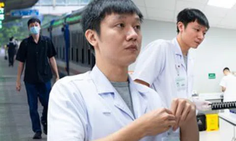 6 giờ sáng, nam bác sĩ Bệnh viện Bạch Mai mang cơm vợ nấu, lên tàu đi Ninh Bình: "Từ ngày đi làm xa, thấy vợ thương hơn"