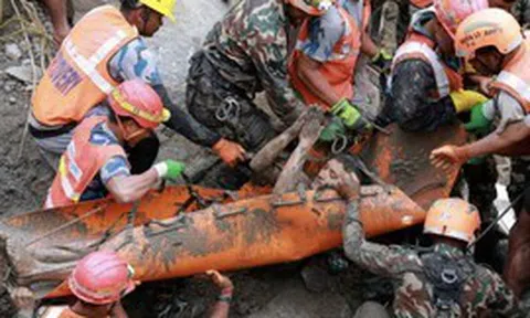 Giải cứu hai công nhân mắc kẹt 9 ngày trong đường hầm thủy điện sau lũ quét ở Nepal