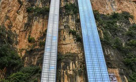 Bất ngờ thang máy bám vách núi cao gần 300m đưa học sinh đến trường ở Trung Quốc