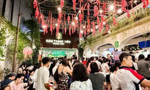Cảnh trái ngược ở 'đất vàng' Hồ Gươm: Tam Hảo, Mixue giá bình dân tấp nập khách, nhiều thương hiệu lớn lại trầm lắng