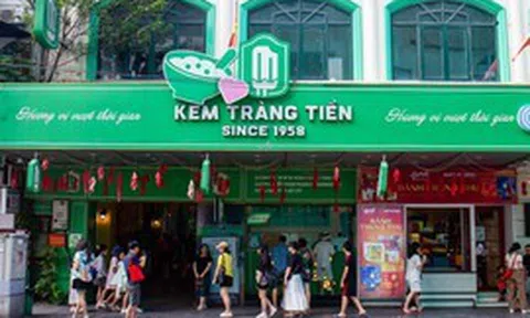 Khách hàng ùn ùn kéo tới cửa hàng Kem Tràng Tiền trước ngày đóng cửa, ôn lại ký ức từ thuở “ông bà anh”