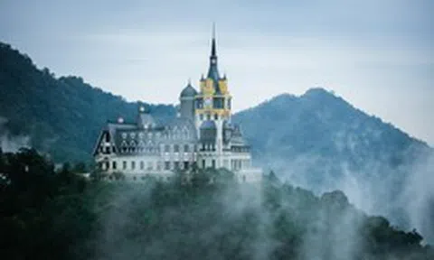 Việt Nam có một lâu đài cổ tích, nguy nga “phơi sương” giữa nơi được mệnh danh là "Đà Lạt của miền Bắc", 3 năm liên tiếp được World Travel Awards vinh danh