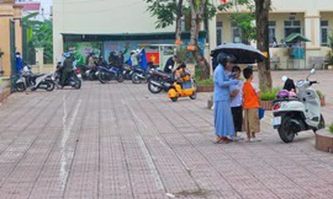 Dừng ăn bán trú sau sự cố giao cơm muộn, học sinh Hà Nội bị đảo lộn giờ học