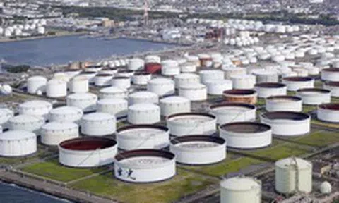 IEA tăng dự báo: nguồn cung dầu toàn cầu có thể 'bốc hơi' 5,7 triệu thùng dầu/ngày năm 2026