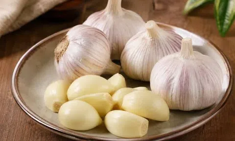 Ăn tỏi sống mỗi ngày suốt 5 tháng, người đàn ông 28 tuổi ngỡ ngàng khi đi khám