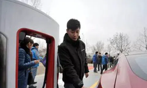 Nếu bán chính hãng ở Việt Nam, xe điện Tesla sẽ sạc thế nào?
