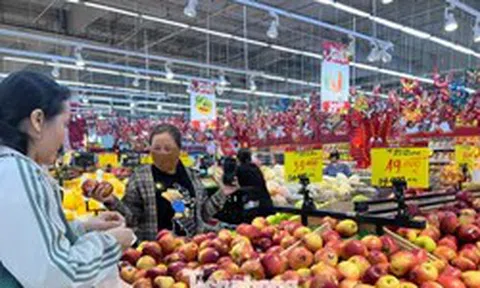 Thịt lợn, trái cây Việt lép vế trên 'sân nhà'