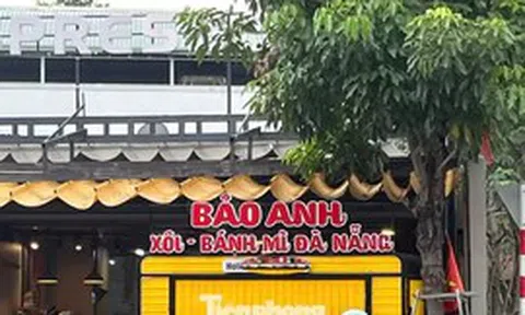 Hàng chục người nghi bị ngộ độc sau khi ăn bánh mì từ xe đẩy ở TPHCM