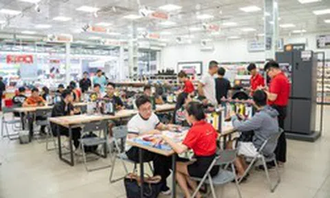 CellphoneS bắt đầu giao iPhone 18 Pro và 18 Pro Max cho khách hàng đặt trước.