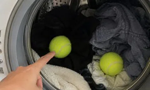 Bỏ 2 quả bóng tennis vào máy giặt, tôi công nhận người nghĩ ra mẹo này có IQ "đỉnh nóc"