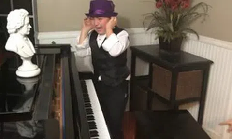 Từ cậu bé 7 tuổi trên show Ellen đến lời tố gia đình bạo hành: Tuổi thơ sau danh xưng “thần đồng piano” Elias Phoenix