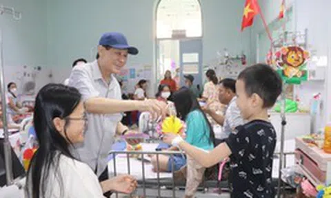 "Vua hàng hiệu" Johnathan Hạnh Nguyễn 75 tuổi xuất hiện giản dị, đội mũ lưỡi trai, rơi nước mắt khi trao quà cho bệnh nhi