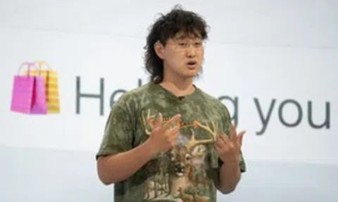 Mặc áo 30 USD, đi Crocs 60 USD đứng cạnh Mark Zuckerberg: Tỷ phú AI 29 tuổi và câu chuyện 'chiếc áo không làm nên thầy tu'