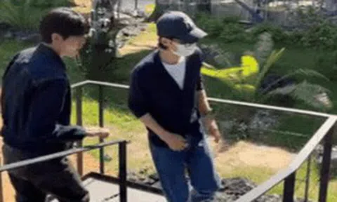 Chẳng dám tin đây là nam MC quốc dân trong Running Man, lộ diện với dáng vẻ nhợt nhạt rệu rã đáng lo