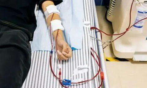 Cậu bé 14 tuổi thận đã hỏng 98%, suy thận cấp vì loại nước người trẻ "mê như điếu đổ"