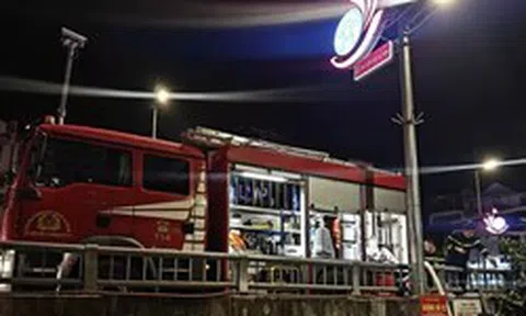 Cháy nhà 3 tầng trong ngõ 109 Âu Cơ, Hà Nội