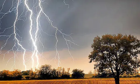 Đang đi đường, cô gái 33 tuổi bị sét đánh