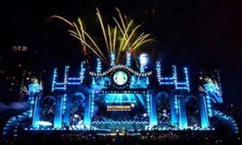 Từ Fast-track đến biển lightstick: Trải nghiệm đi concert siêu khác biệt của chủ thẻ SACOMBANK Visa