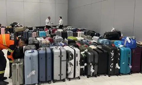 Sân bay lớn nhất Thái Lan ngổn ngang hành lý giữa đợt ngập lụt nghiêm trọng