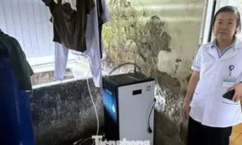 Trạm y tế xuống cấp, trần nhà chực rơi, bác sĩ không dám đỡ đẻ
