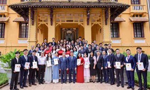 Bộ Ngoại giao thông báo tuyển dụng công chức, chỉ tiêu đúng 10 người, yêu cầu không nói ngọng, nói lắp, thi vấn đáp 2 vòng trong 30 phút