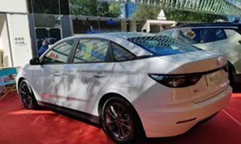Xe vẫn nổ máy nhưng màn hình thành cục gạch: chuyện xảy ra khi hãng xe hết tiền ở Trung Quốc