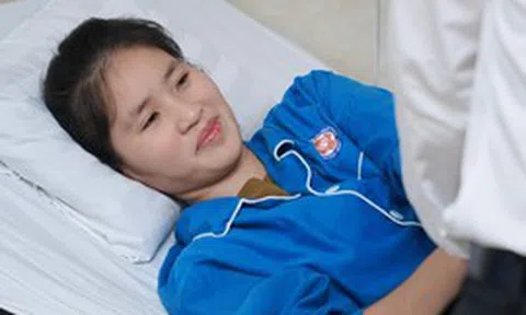 Xúc động khoảnh khắc giám đốc bệnh viện thăm cô giáo mất chân khi cứu học trò