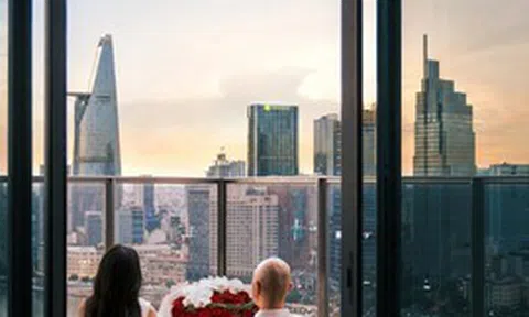 Thiếu gia Tập đoàn bất động sản SN 1995 cầu hôn bạn gái kém 5 tuổi trong căn hộ nhìn thẳng ra Bitexco