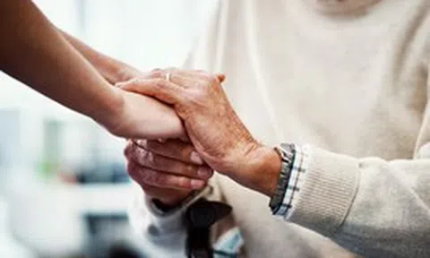 Ai chăm sóc người phụ nữ khi họ già đi?