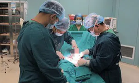 Muốn có trải nghiệm mới lạ, nam thanh niên đeo vòng kim loại 3cm vào vùng kín, bị kẹt suốt 10 ngày