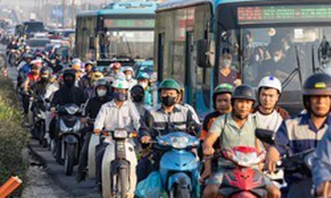 Cầu Thăng Long ken đặc xe cộ giờ cao điểm sau khi dựng rào chắn thi công