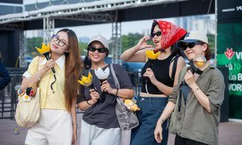Mỹ Đình trước giờ G concert BIGBANG: Fan kéo vali từ sân bay thẳng tới đổi vòng, vé chợ đen bị hét giá gấp 4