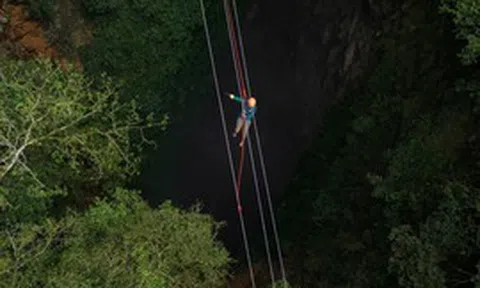 Phát hiện hố sụt sâu 120m ở Việt Nam nhờ Google Earth, đoàn thám hiểm liền xuống đáy và thấy điều bất ngờ