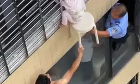 6 cư dân giải cứu bé gái ba tuổi bị treo lơ lửng bên ngoài căn hộ tầng 12