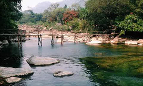 Việt Nam có suối nước kỳ lạ, nước mát quanh năm chỉ từ 16 - 18 độ C: Thợ lặn đi sâu xuống 72 m vẫn chưa thấy đáy, liên quan tới dự án 14,6 tỷ đồng đã được địa phương chấp thuận
