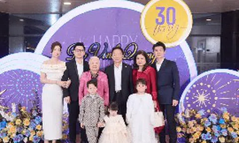 Việt Nam có gia đình doanh nhân giàu có với 2 con trai đều là thạc sĩ Anh Quốc: Anh sinh năm 1989 là Phó Chủ tịch Hội đồng quản trị ngân hàng, em sinh năm 1995 làm Chủ tịch hãng hàng không