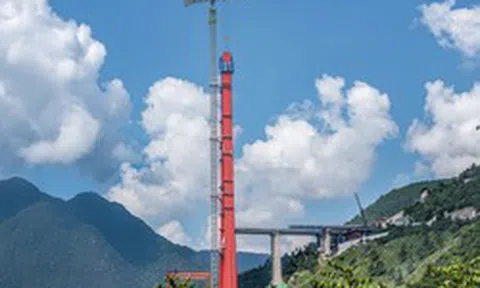 Khối kim loại mọc sừng sững giữa núi rừng, sức nâng lên đến 200 tấn, thực hiện nhiệm vụ không tưởng