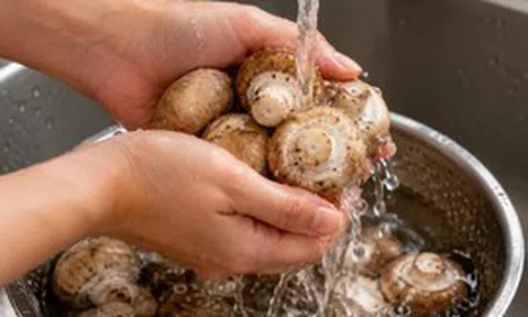 Tiến sĩ dinh dưỡng chỉ ra sai lầm khi ăn nấm thay thịt, rau