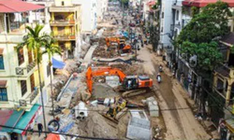 Hình ảnh khác lạ của 'ngõ khổ' 381 Nguyễn Khang ở Hà Nội