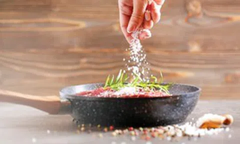 Ăn mặn kéo dài, tim và thận bị ảnh hưởng thế nào?