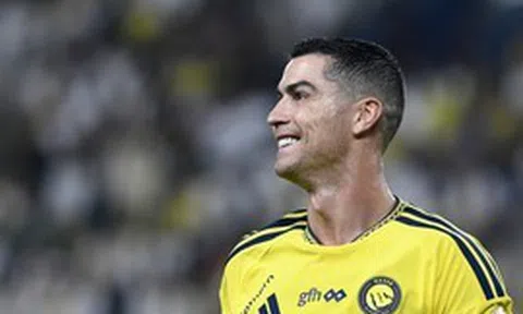 Ronaldo lập hat-trick, chạm mốc 985 bàn thắng